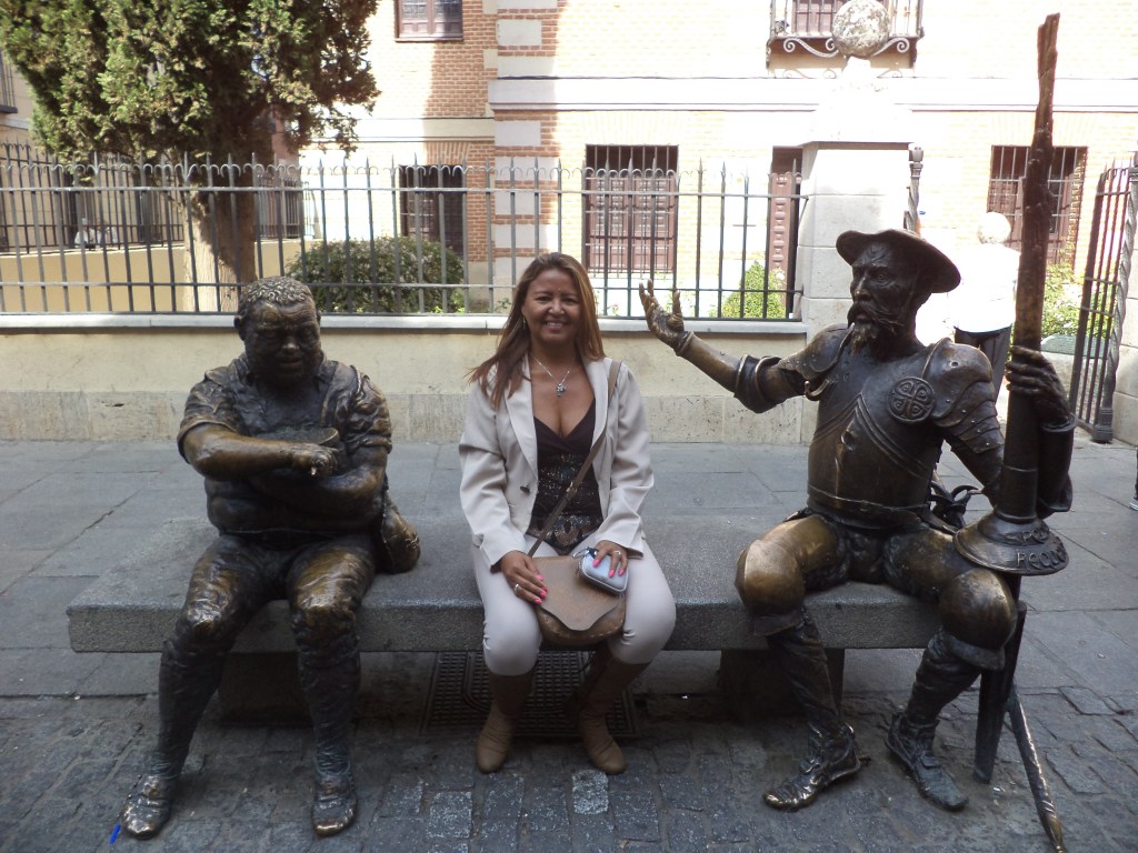 Mujer con El quijote y Sancho Panza