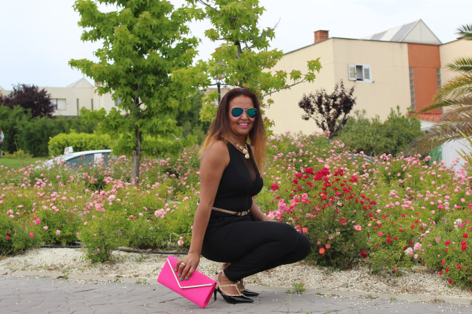 Outfit con clutch rosa