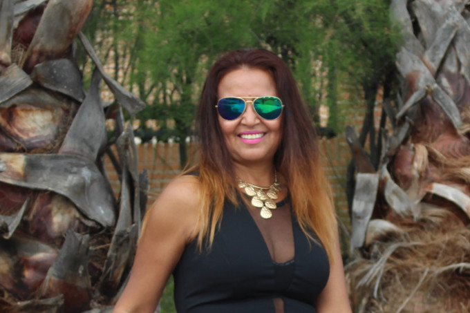 Como combinar un collar de metal