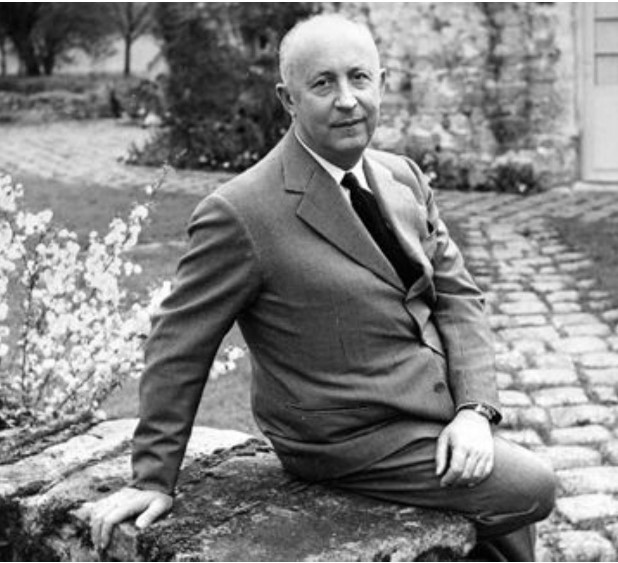 Christian Dior tiene un papel destacado en la historia de la moda, no solo por la belleza de sus diseños, sino también por el cambio radical que introdujo en la vestimenta femenina después de la Segunda Guerra Mundial.