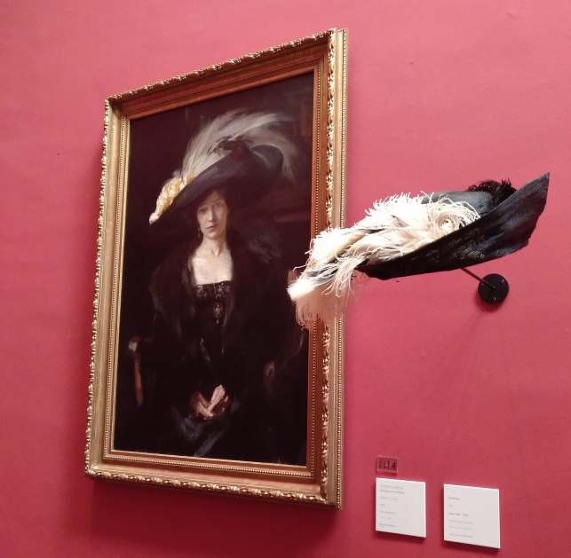 Clotilde posa con sombrero de la Belle époque