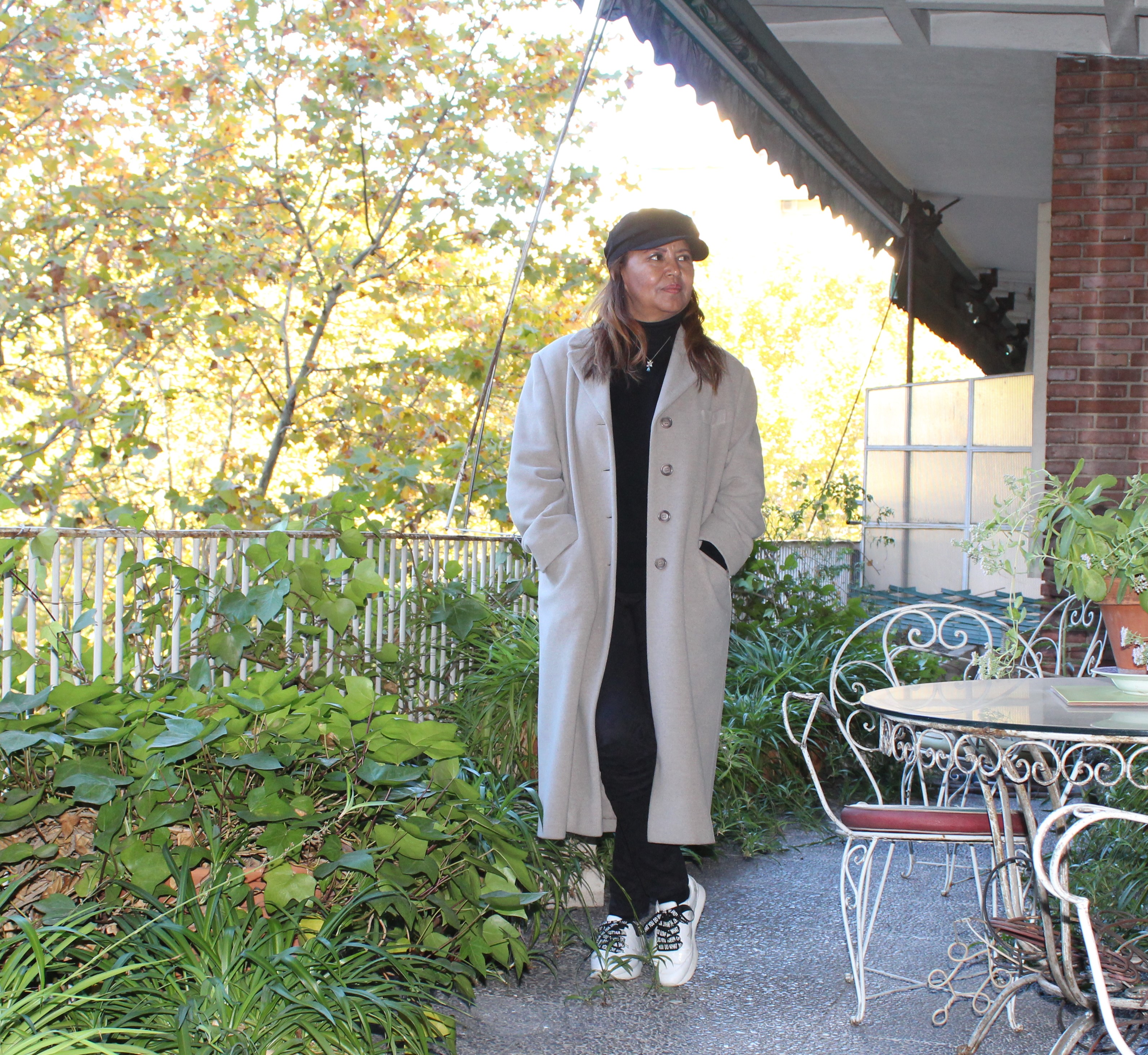 Abrigo Chesterfield y zapatillas.jpg