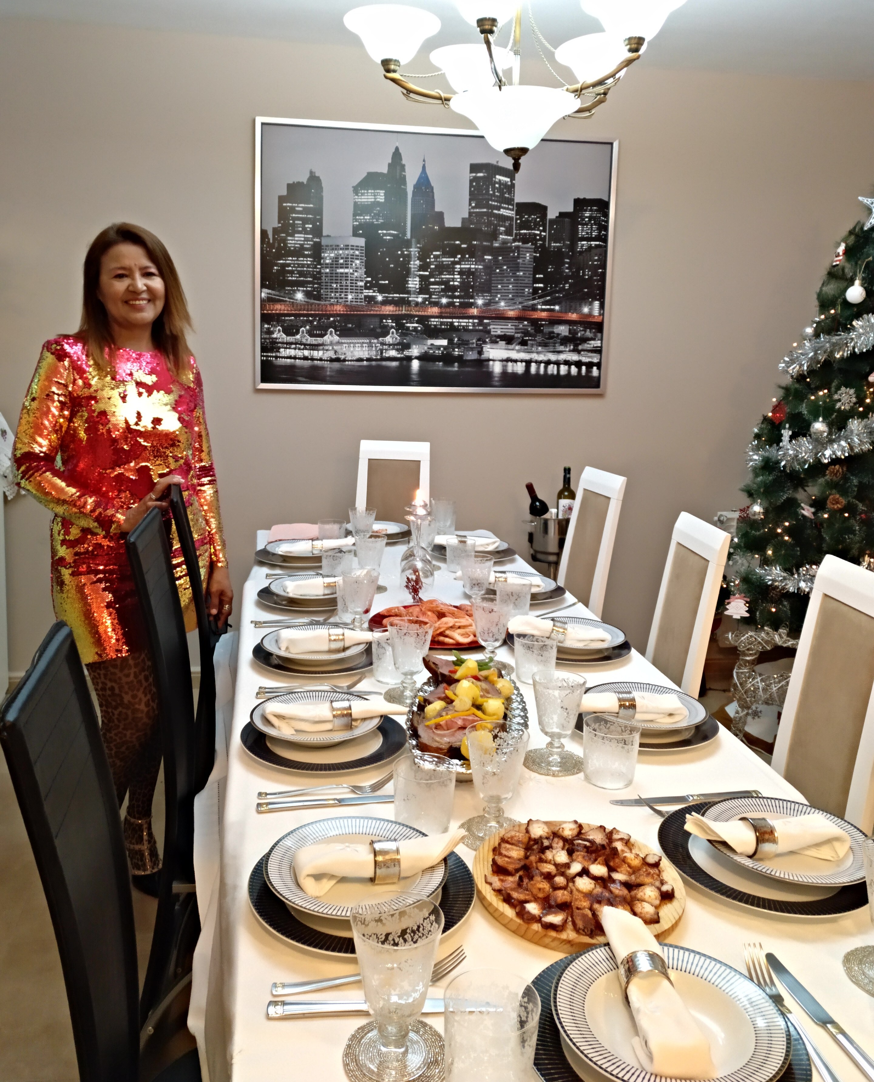 Una mesa preciosa con platos exquisitos para recibir el año nuevo.