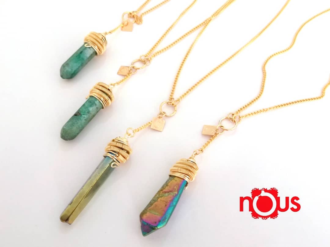 Cadenas en baño de oro, con dije de péndulo