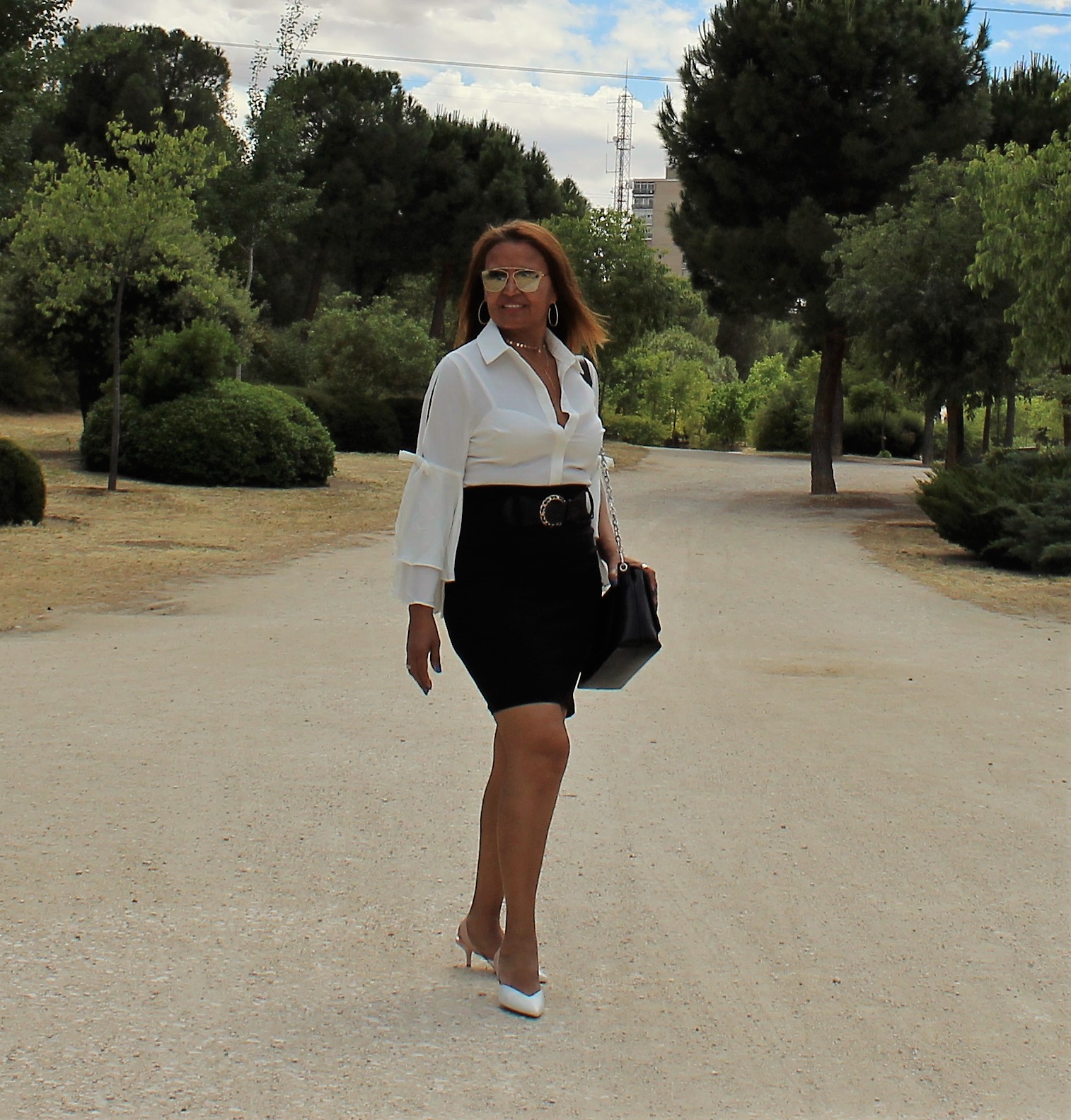 Camisa blanca y falda negra tubo.