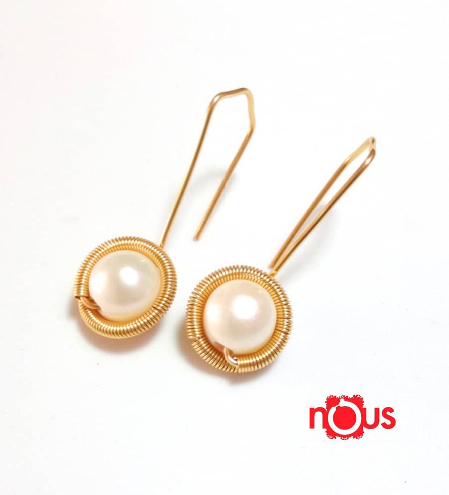 Pendientes baño de oro con perlas blancas.