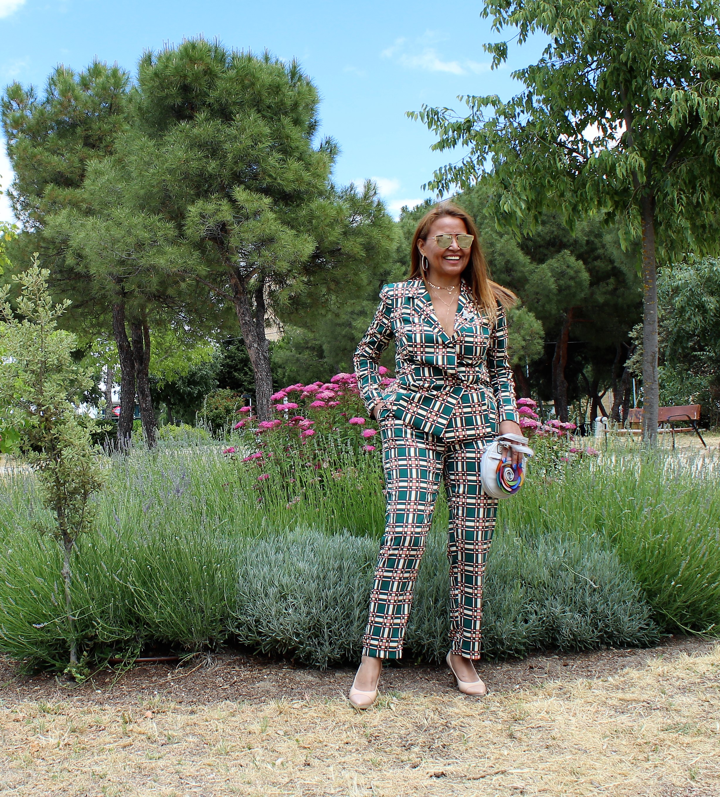 Pantalón y ameriana a cuadros verdes de mujer.