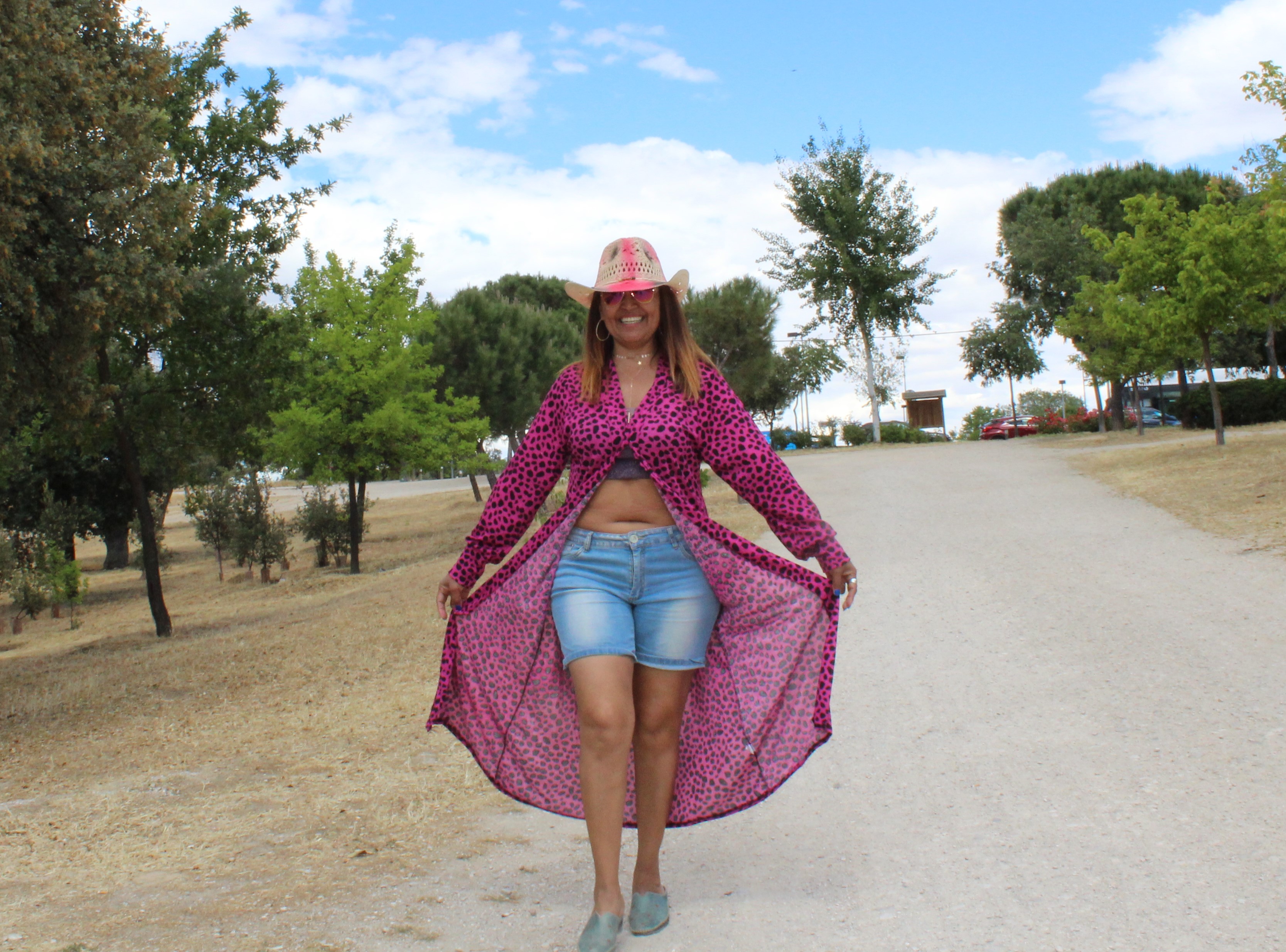 Look con kimono rosa