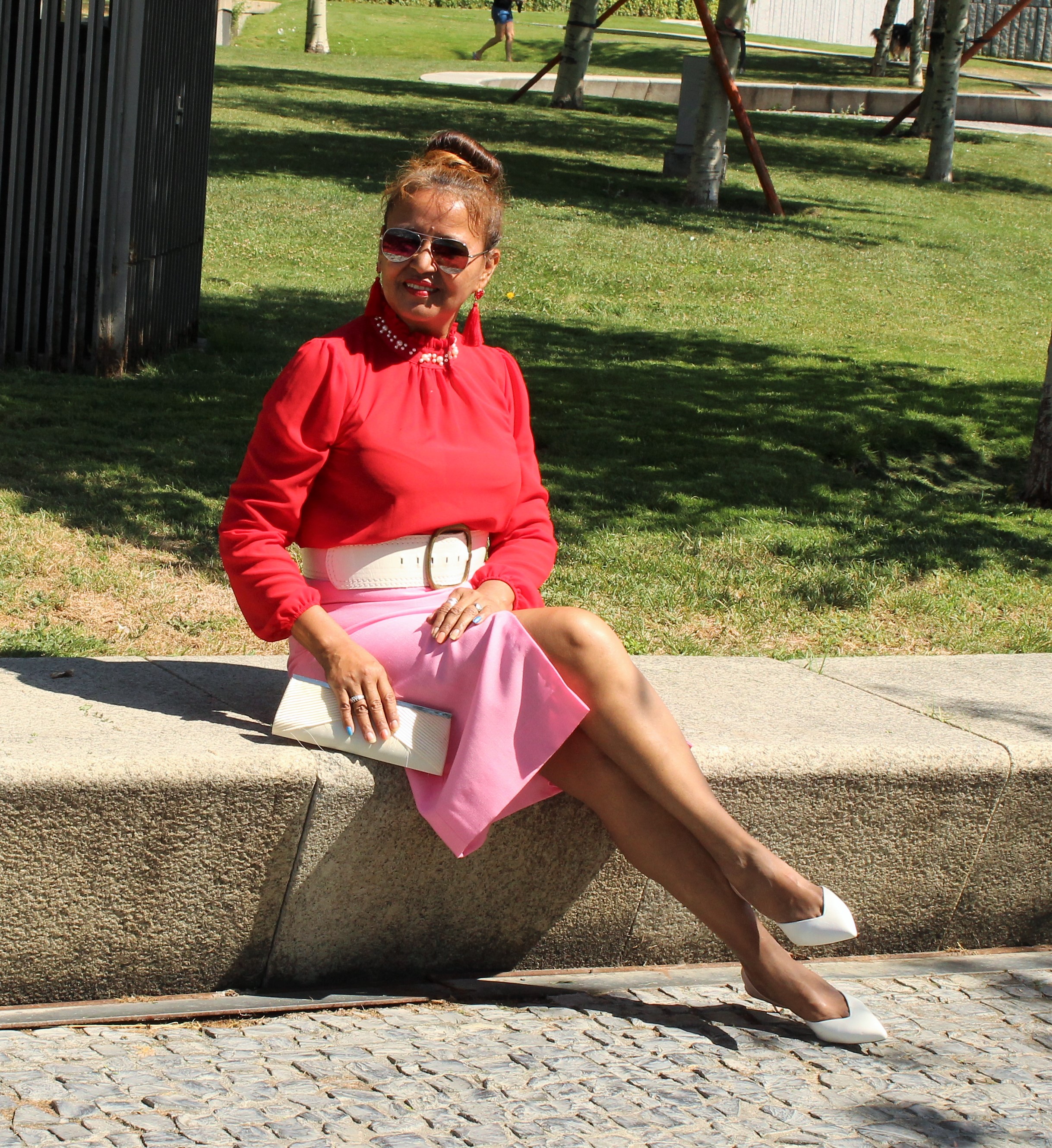 falda tubo rosa con blusa roja