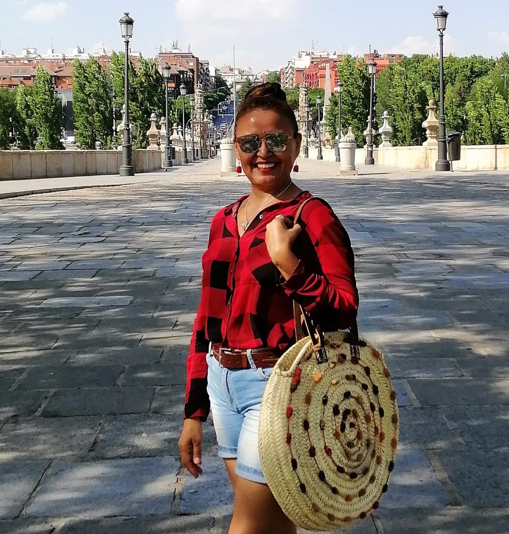 Bolso redondo de rafia