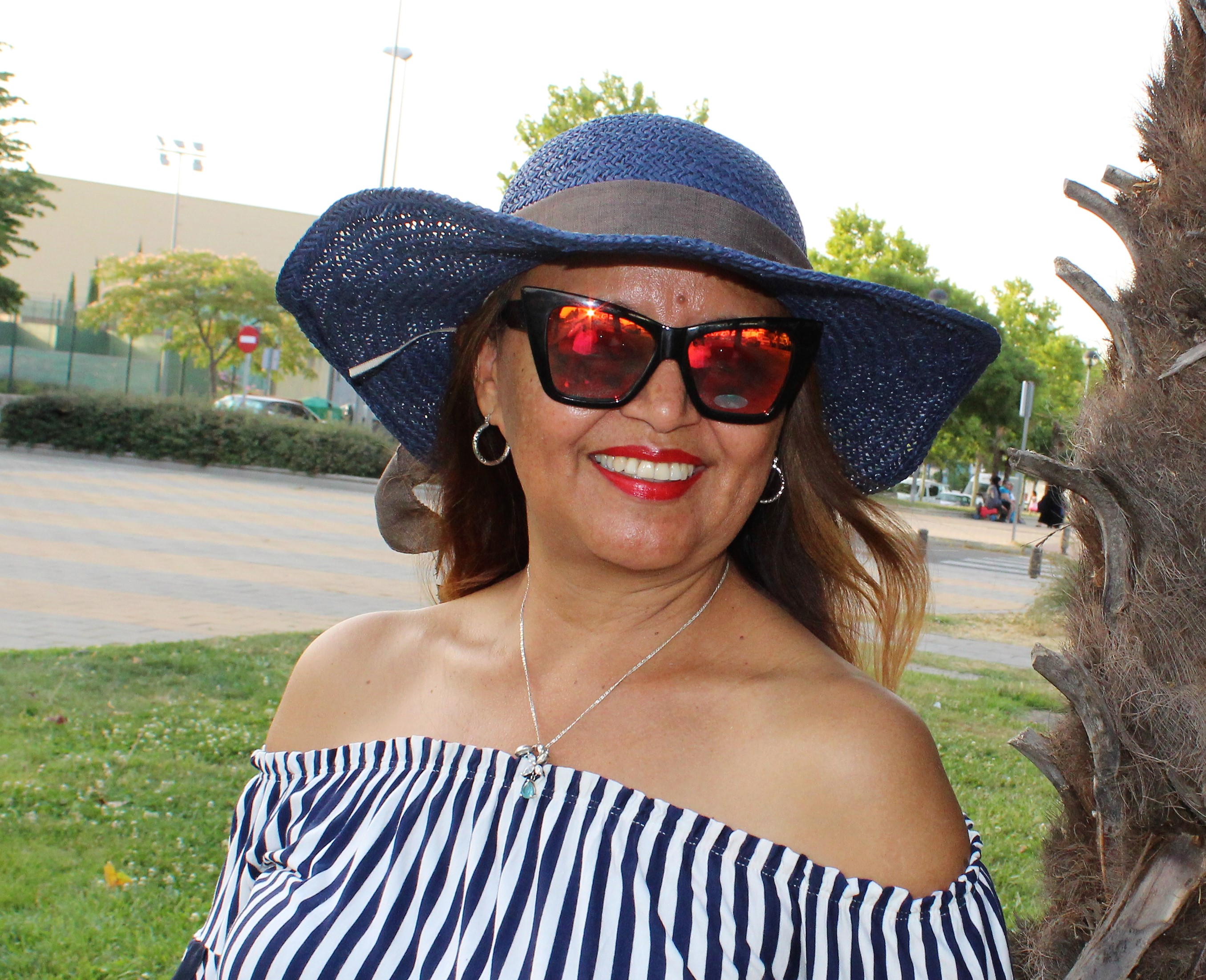 Pamela azul y gafas espeho rojo.