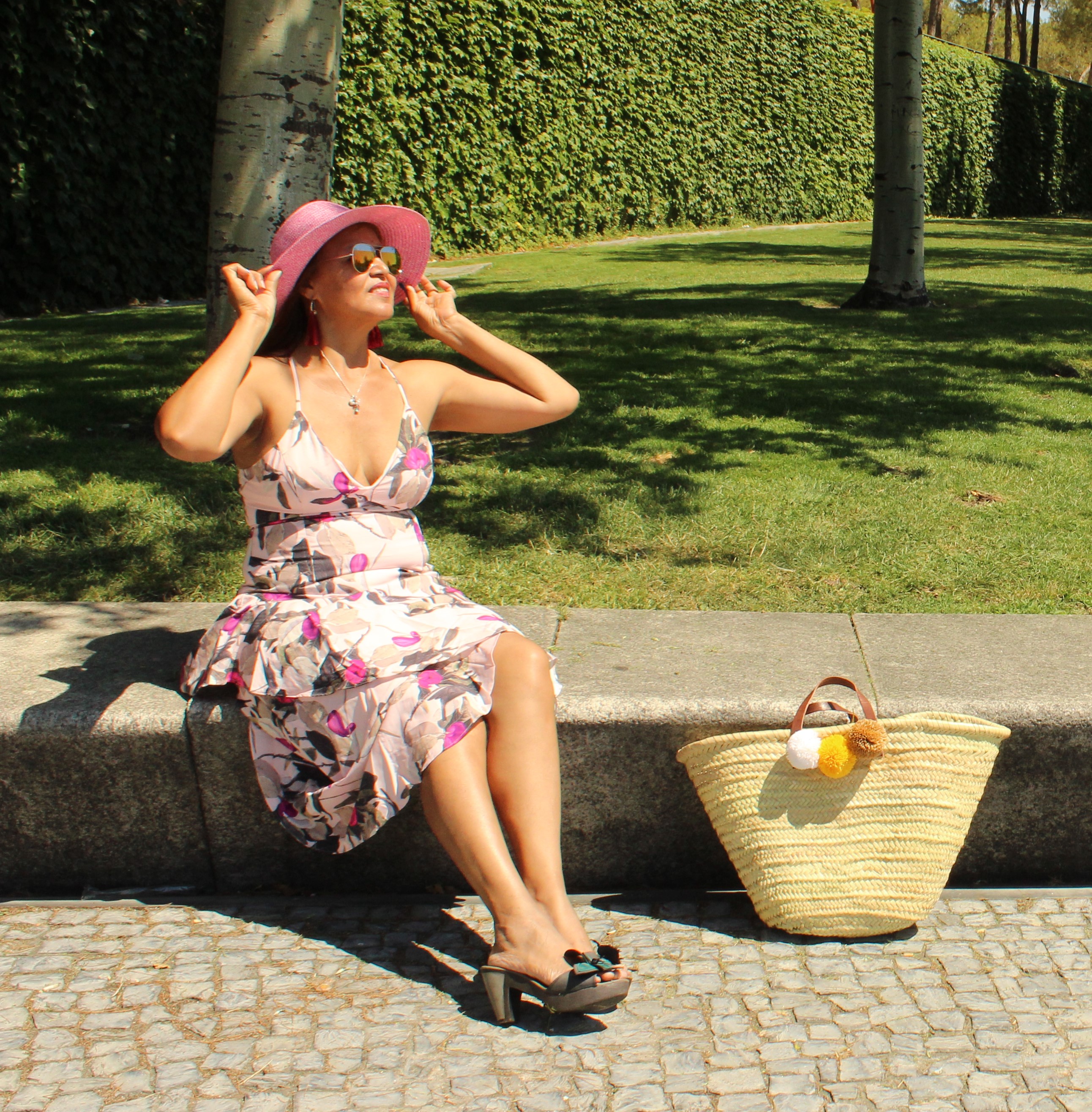 Look con vestido y sombrero rosa