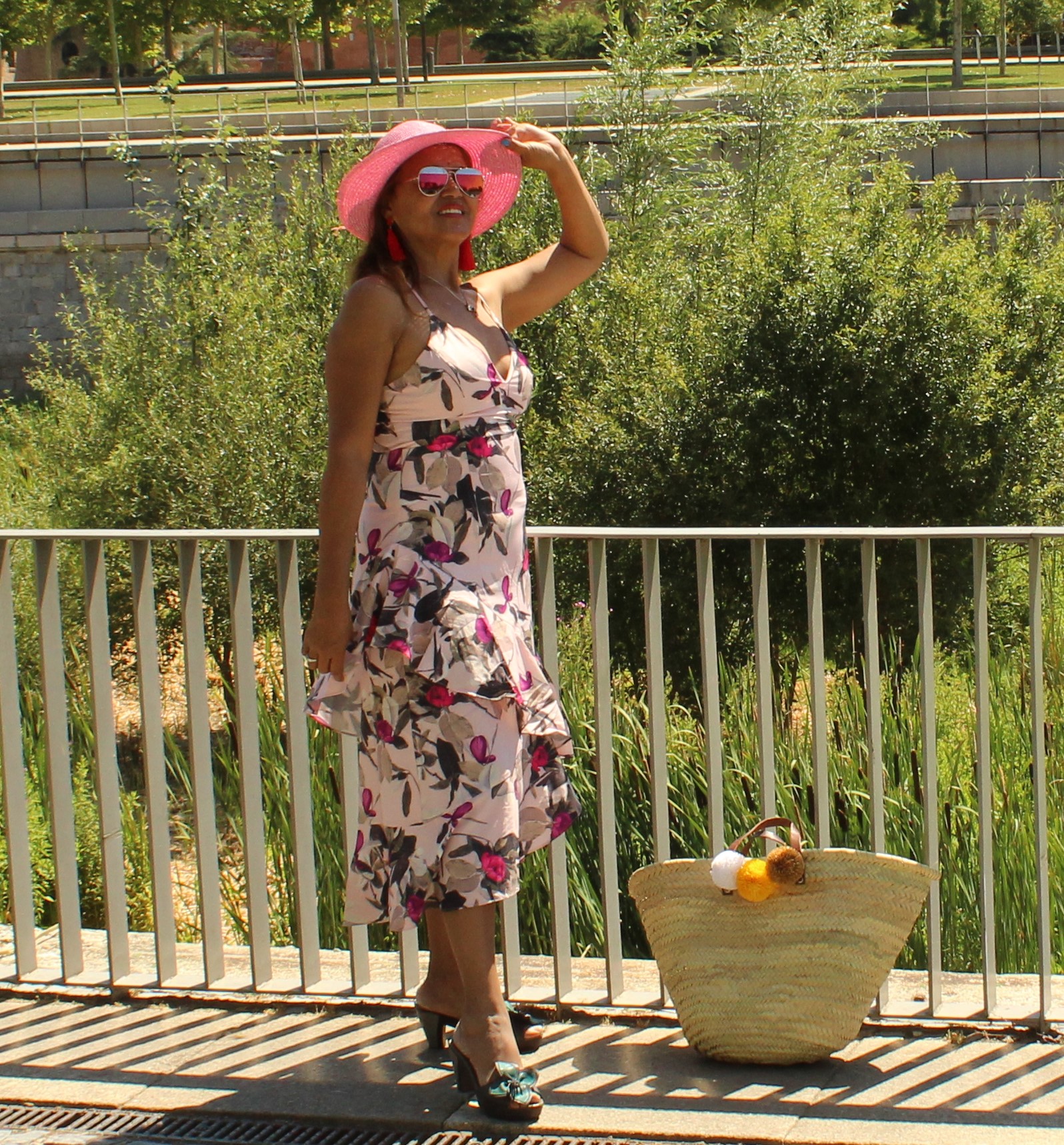 Vestido escote en V, y volantes