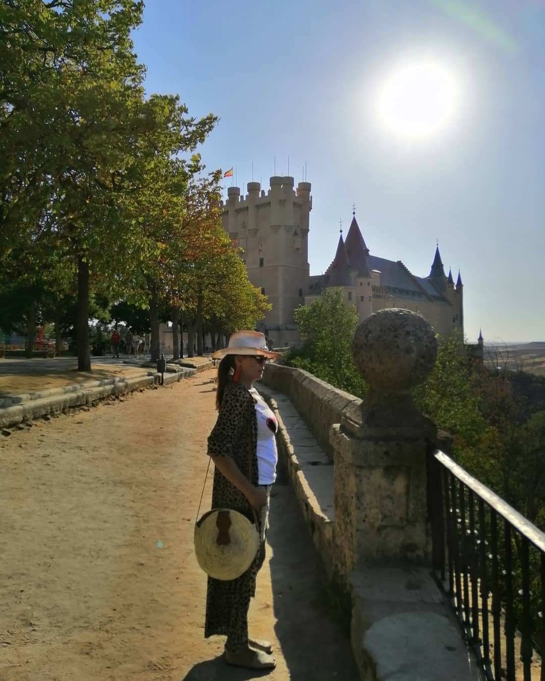 Bolso de rafia circular.