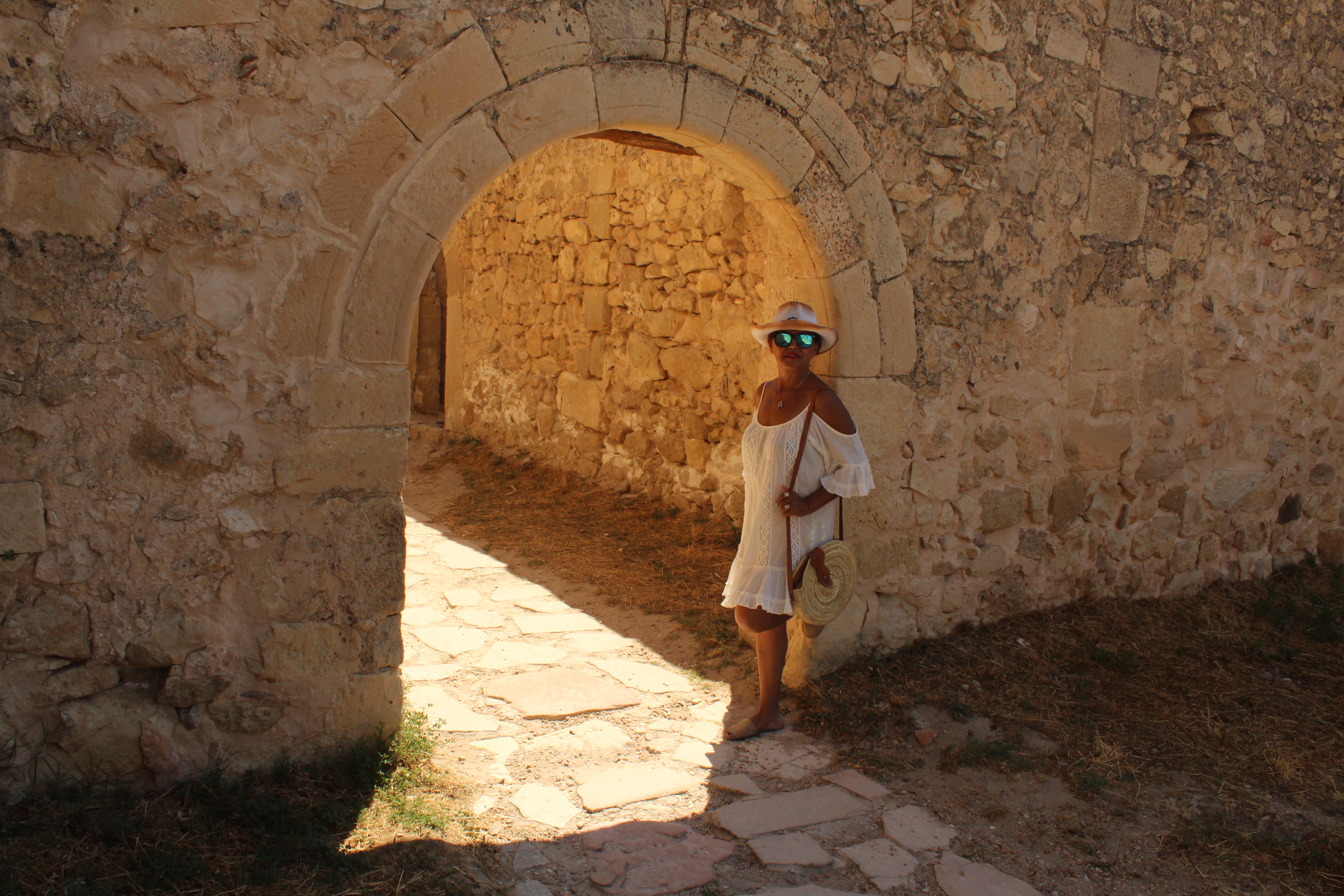 Mujer en un arco
