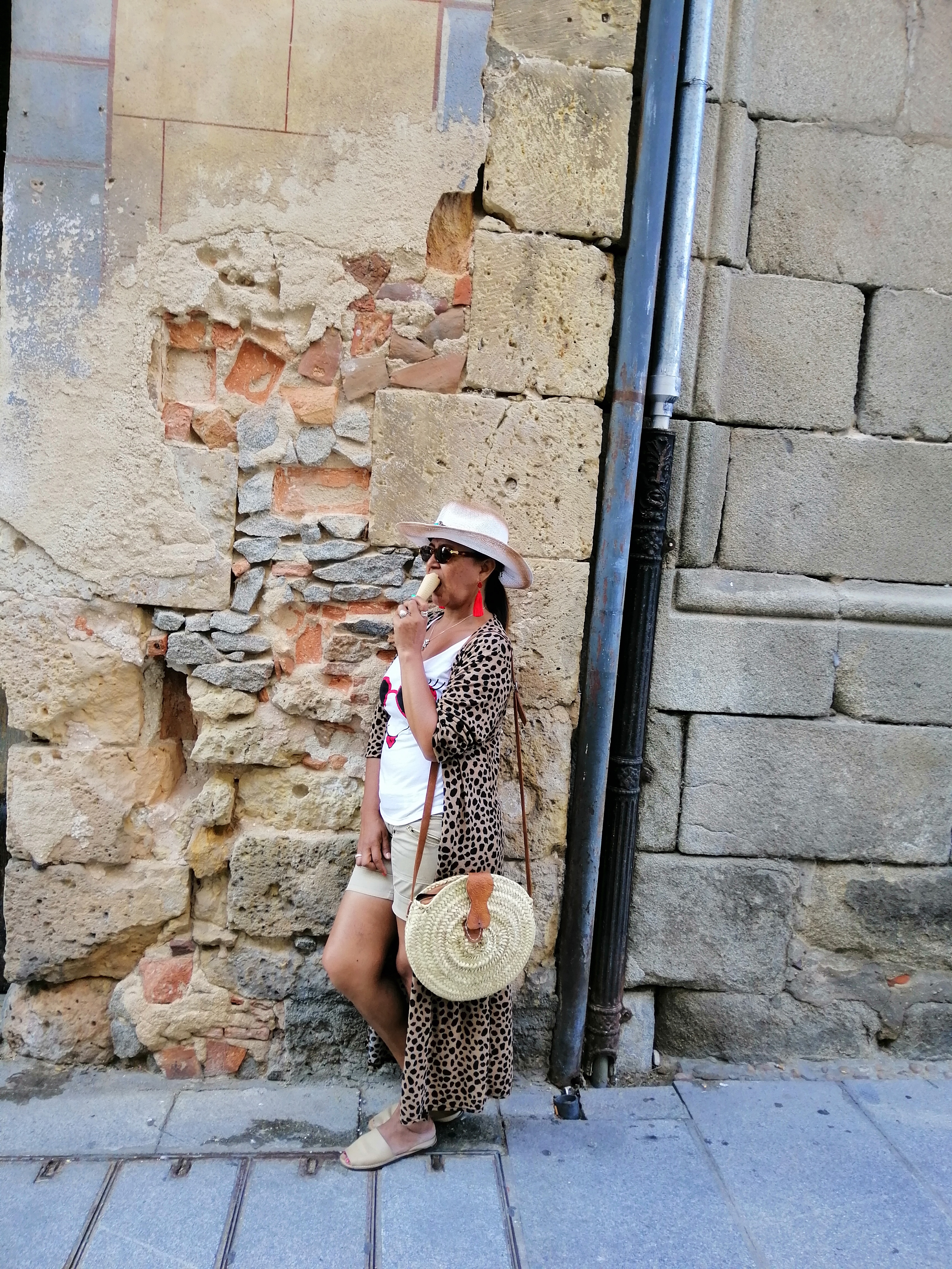 Vestido kimono leopardo, bolso de rafia circular, sombrero cowboy.