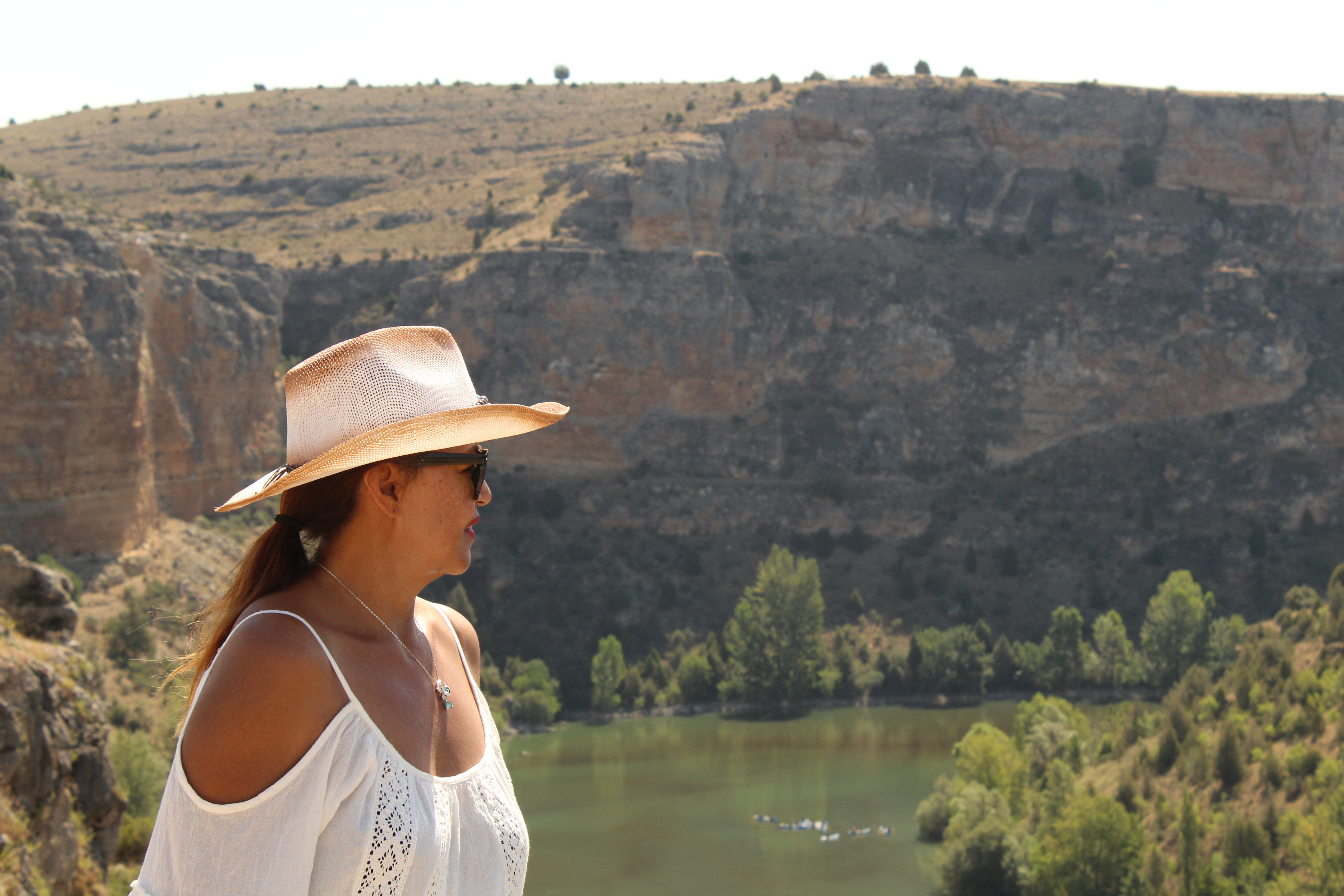 Mujer de perfil con sombrero