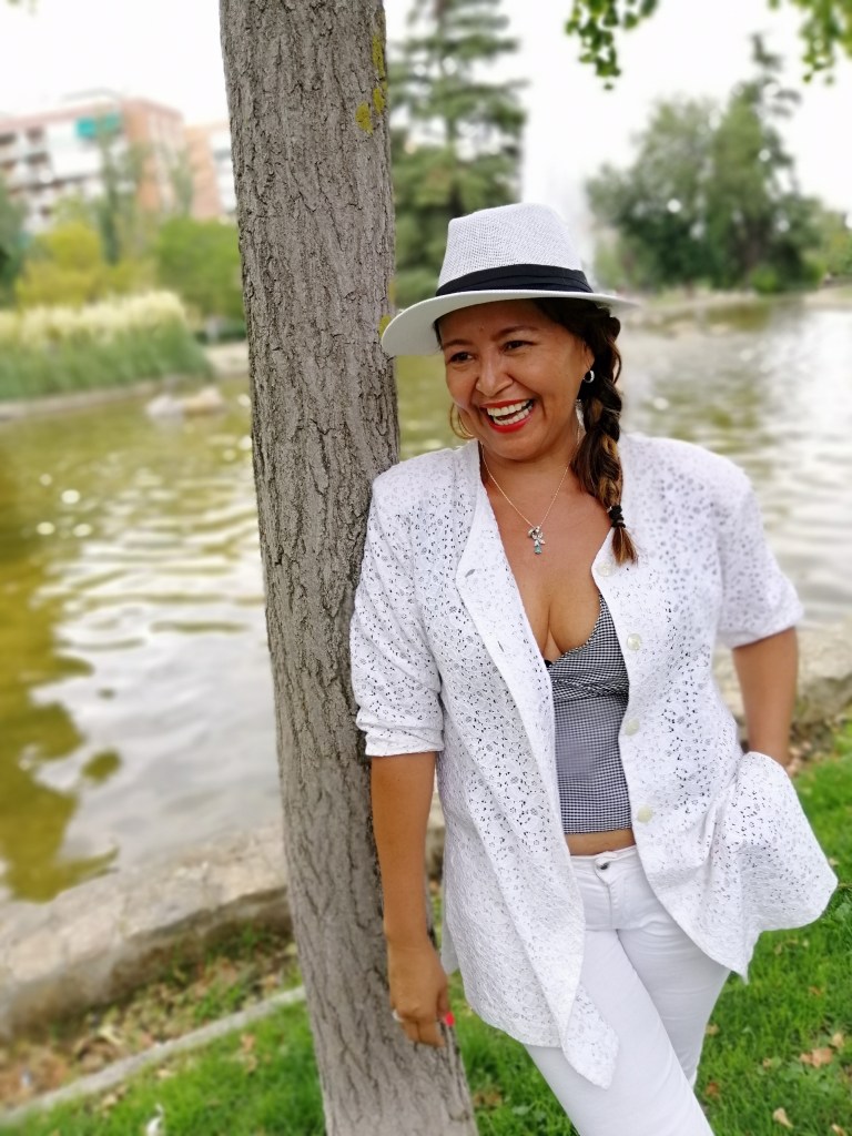 Look de verano con vaquero y americana blanca.