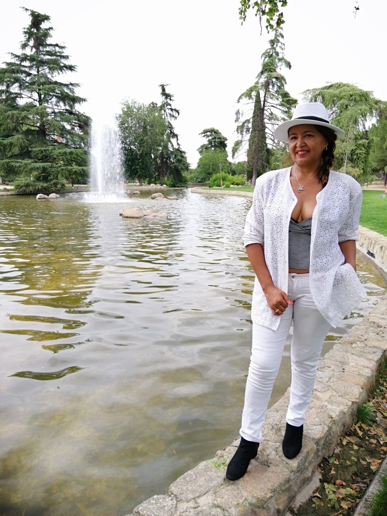 Total look blanco con sombrero Panamá hat