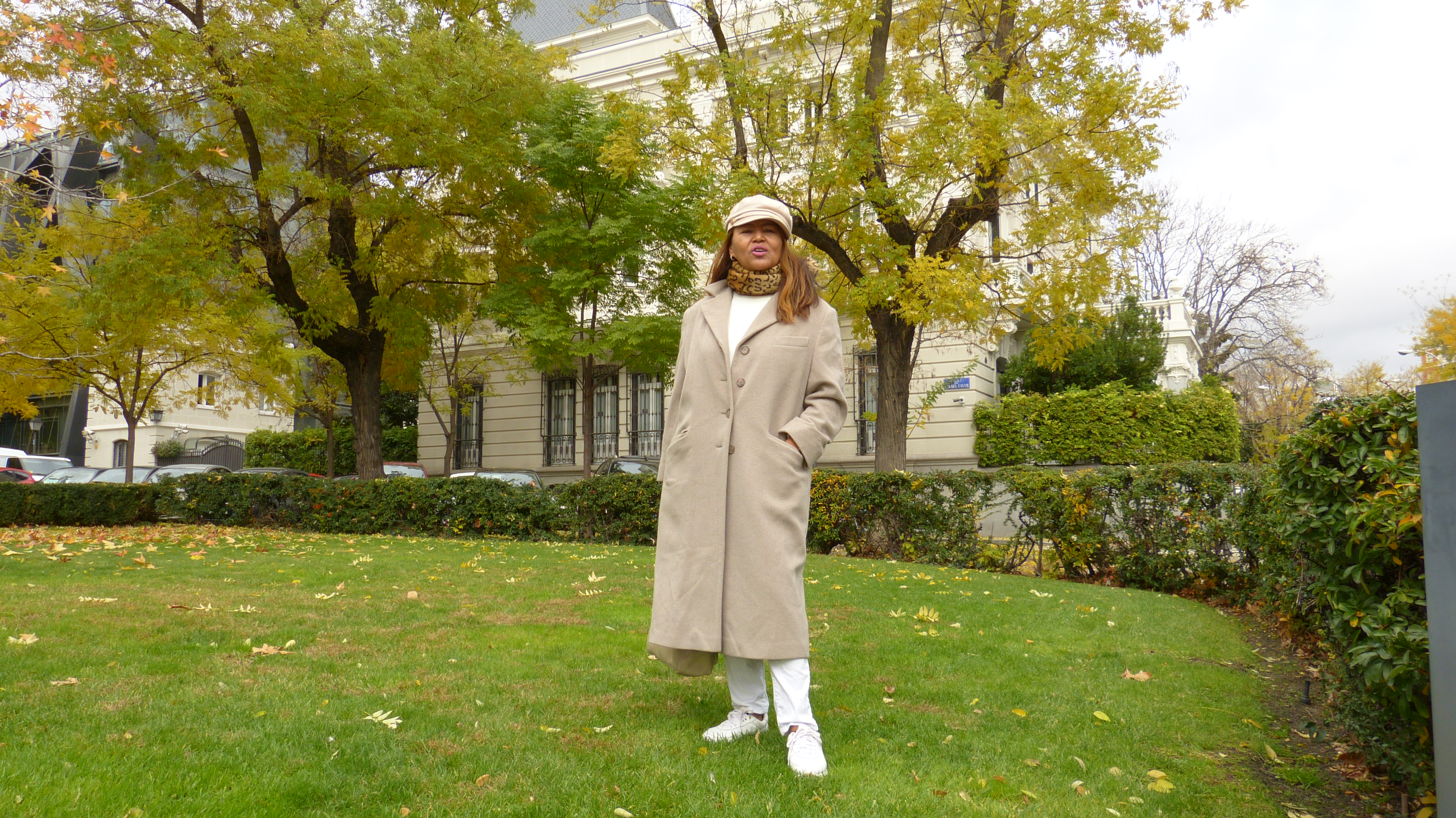 Look con gabardina y gorra