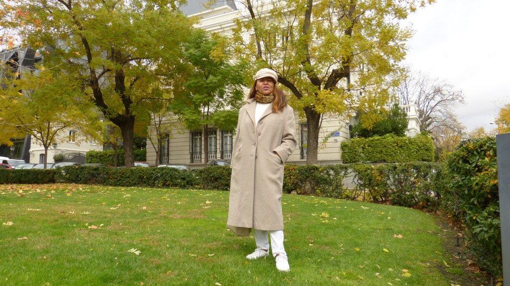 Look con gabardina y gorra