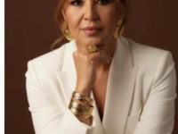 Elegancia en Traje Blanco: Estilo y&nbsp;Composición